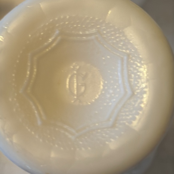 🍇 VINTAGE, Milk White Beautiful Grape Design Port Style Glasses w/ “G” insignia. - Picture 4 of 10